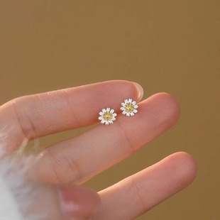 Casual Daisy Earrings Women's Screw Twist Ear Hole Earrings Forest Flower Temperament Autumn and Winter Small Fresh Earrings