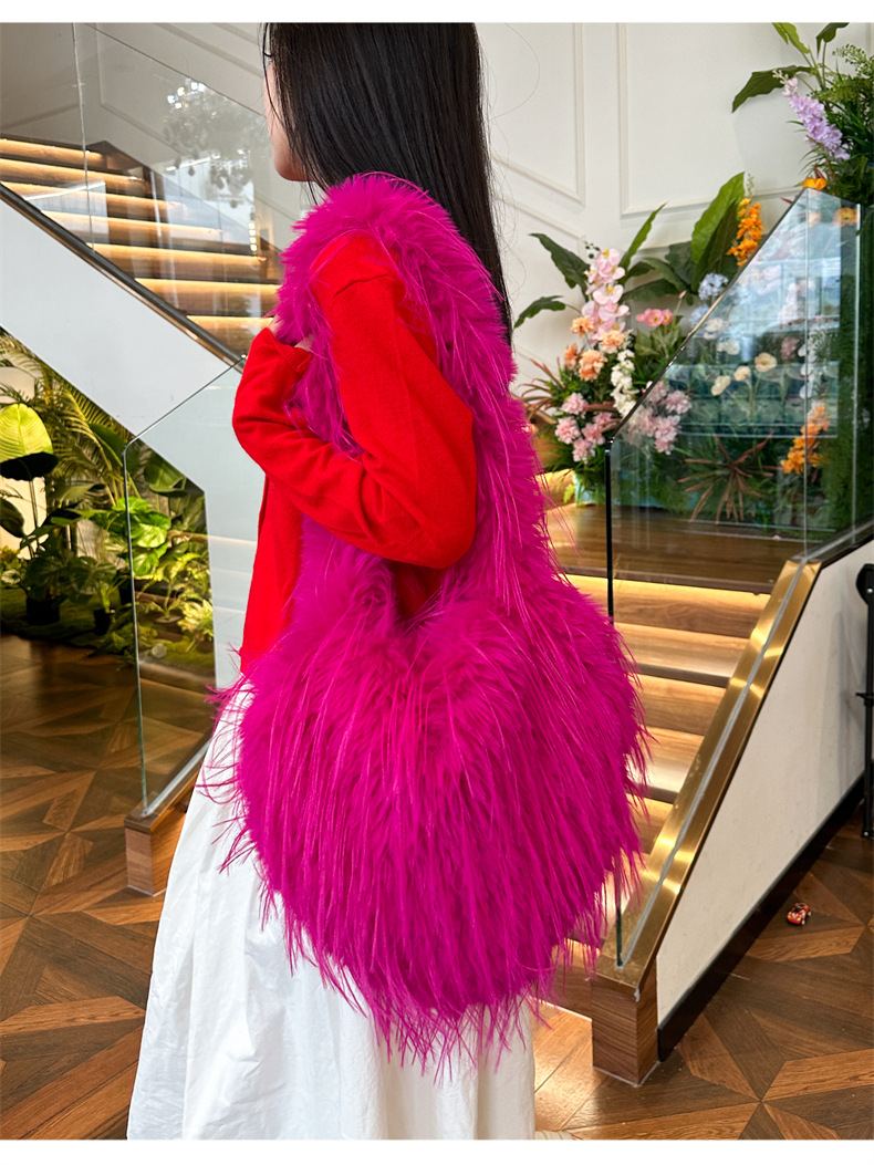 Women's 2024 autumn/winter new tassel heart-shaped fur plush spicy punk style large capacity shoulder bag_voghion.com