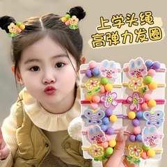 子供の皮の筋のひもの小さい女の子は髪の毛を刺します。