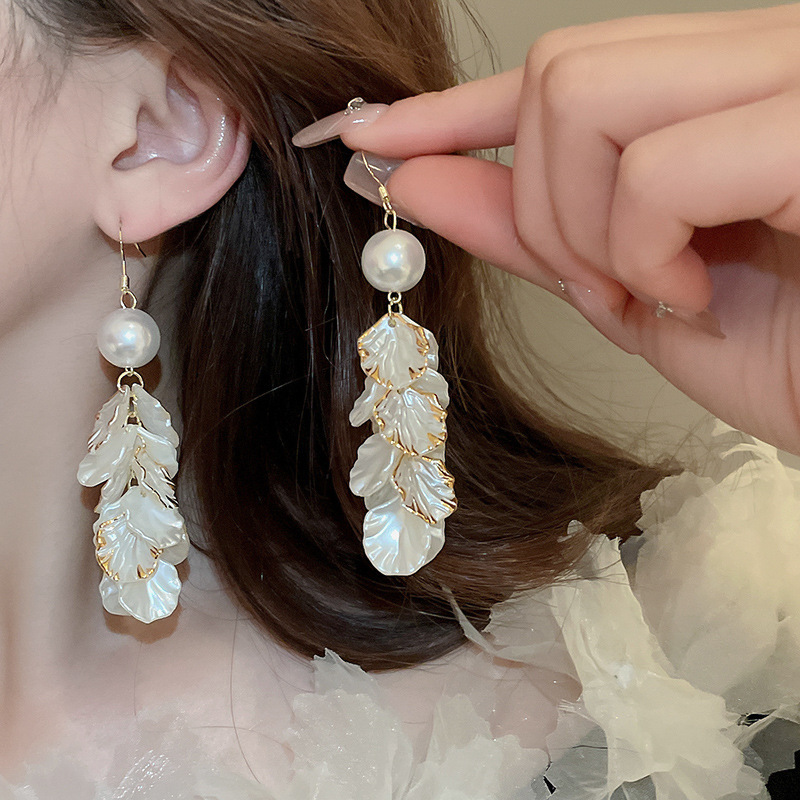 Elegant fashionable earrings pearl with tassels