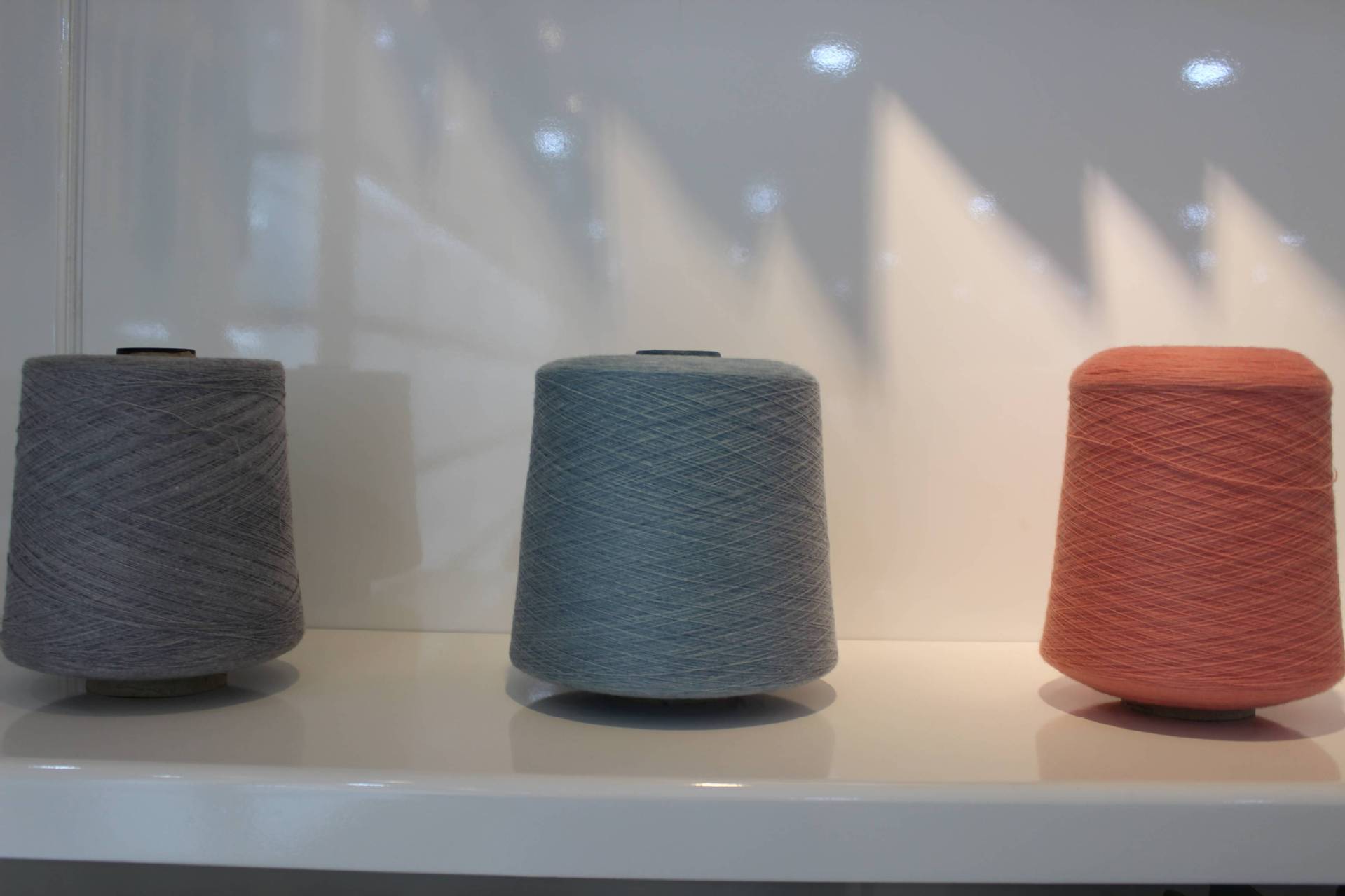 厂家供应2/28NM100%可机洗防缩羊毛针织纱羊毛衫纱色纱