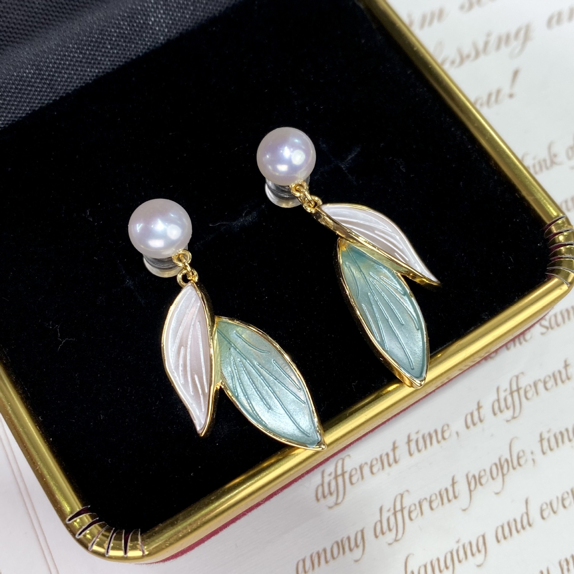 바이컬러 나뭇잎