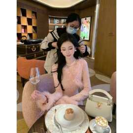 显瘦气质网红时尚轻奢高腰性感加绒加厚保暖秋冬连衣裙娇艳欲滴毛