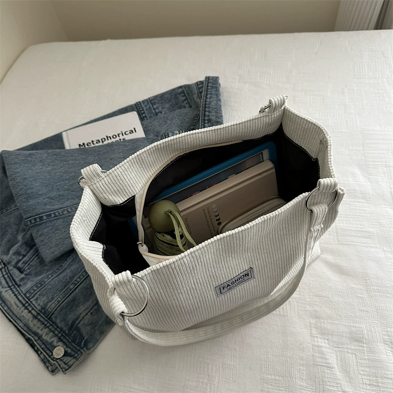 Capacious universal one-shoulder bag for leisure, western style