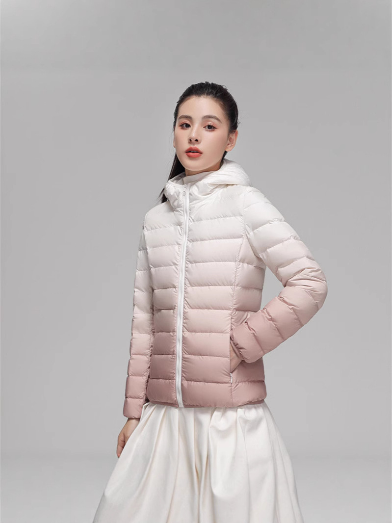 Nuevo otoño y invierno transfronterizos 90 lana ligera chaqueta de pluma estilo de mujer con sombrero collar de color gradiente chaqueta de lana blanca de tamaño grande