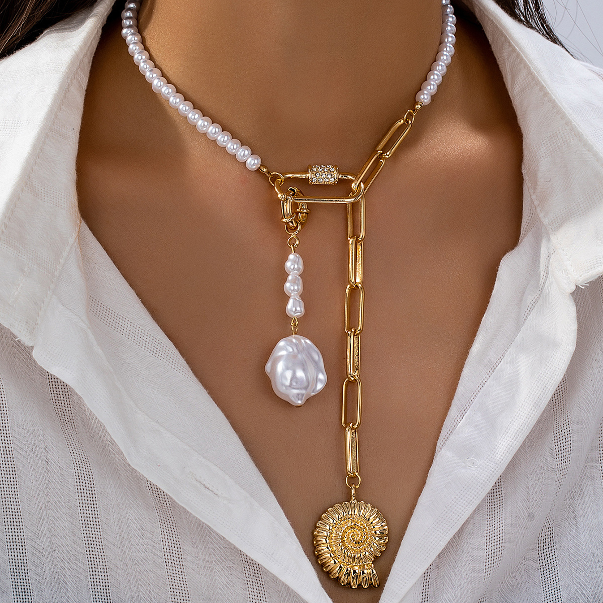 Collier ras de cou élégant en perles baroques plaqué or argent_voghion.com