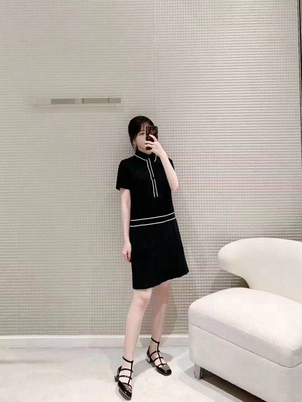 Shenzhen Nanyou high-end original single D spring and summer New temperament age-reducing slim contrast navy blue knitted dress Shenzhen Nanyou high-end original single D spring and summer New temperament age-reducing slim contrast navy blue knitted dress
