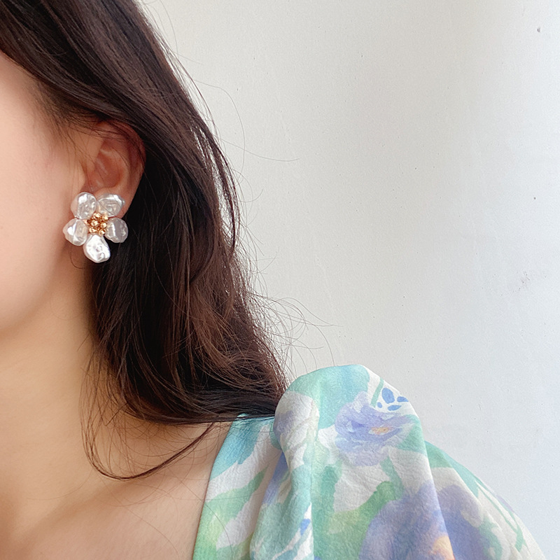 12g Weight 1 Pair Retro Lady Flower Imitation Pearl Alloy Ear Studs
