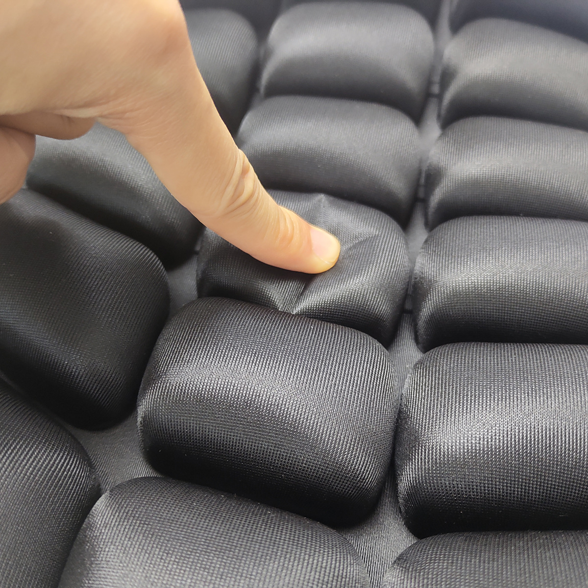 Koc Motorcycle Airbag Cushion Shock-Absorbing and Decompression Straddle Air Cushion Breathable and Insulated Motorcycle Inflatable Cushion