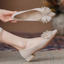 法式轻奢伴娘秀禾婚纱两穿新娘鞋2025日常可穿软皮尖头蝴蝶结单鞋