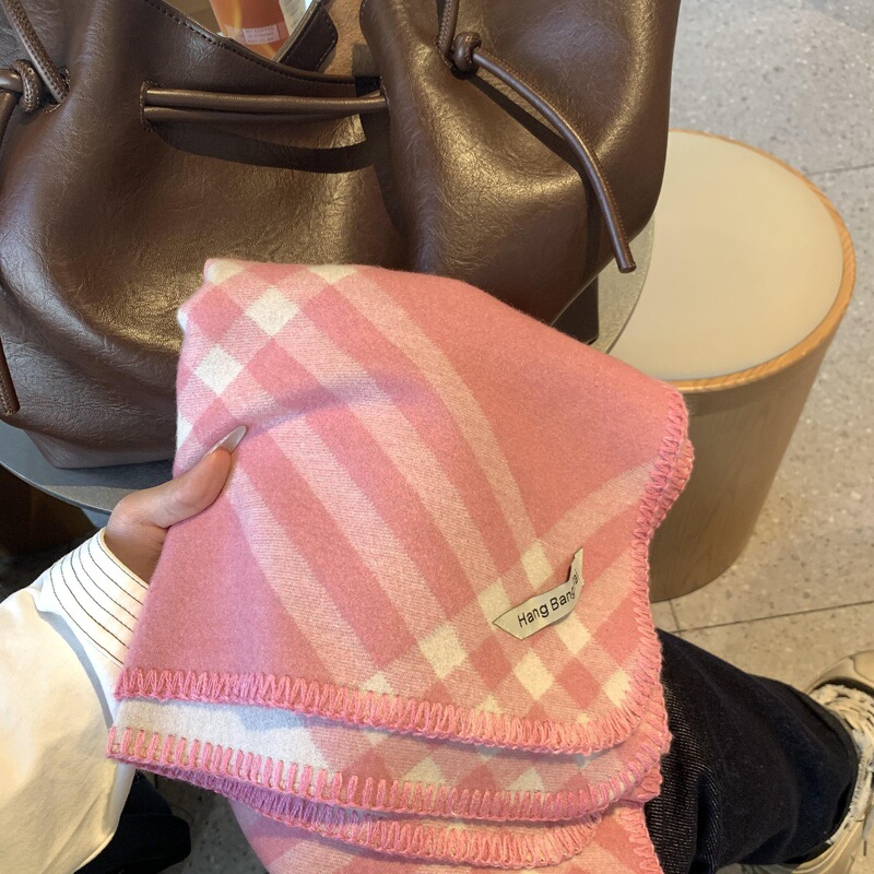 粉白格纹锁边毛绒围巾女新款秋冬季保暖厚高级感百搭披肩外搭围脖|undefined