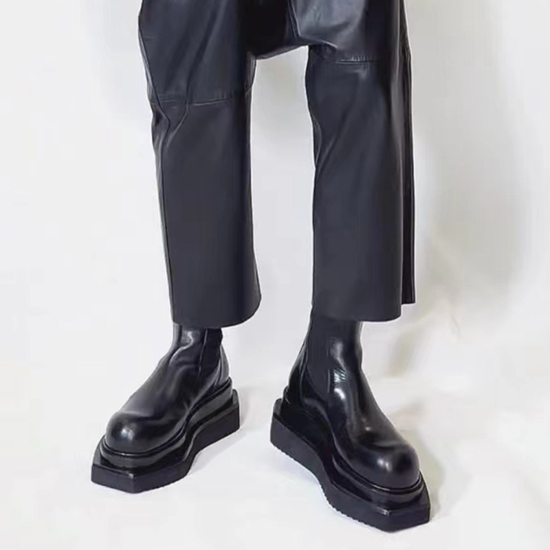 Paksupohjaiset, puolivälissä tynnyrimäiset, pyöreät naisten tummansiniset, neliönmuotoiset savupiippukengät, brittiläiset unisex-leveäkärkiset Martin-saappaat_voghion.com