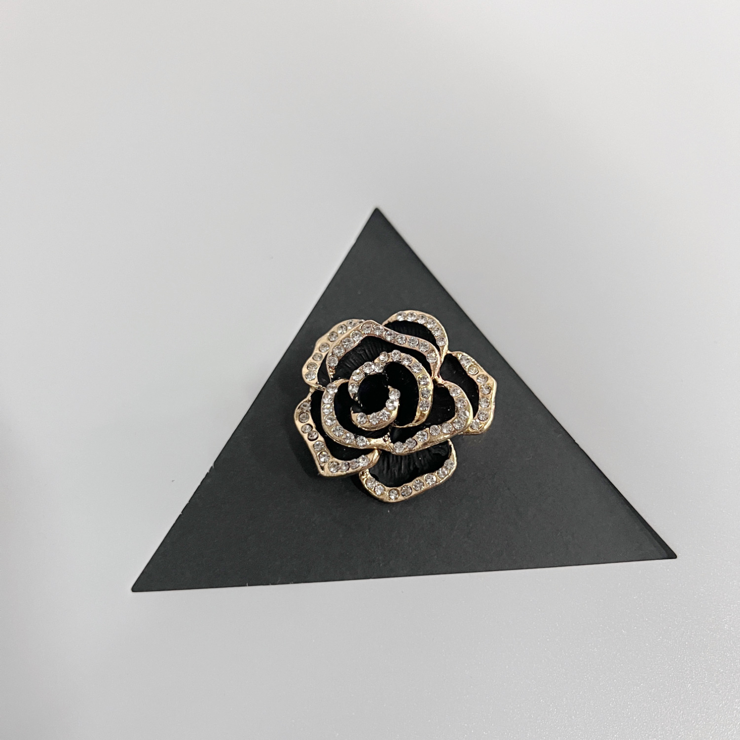 Camellia – Exklusive, luxuriöse und elegante Brosche im Chanel-Stil für Damen._voghion.com