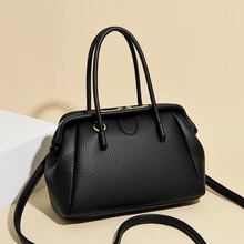 2025新款荔枝纹波士顿包包斜挎包女士手提包简约百搭大容量单肩包