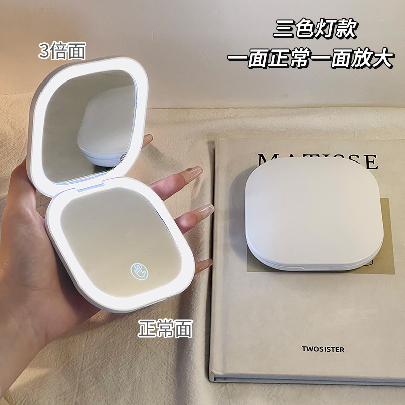 化粧鏡携帯小鏡女性はledを持っています。|undefined