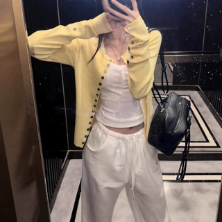 慵懒风羊毛针织开衫外套女秋季2026新款气质修身百搭休闲排扣上衣