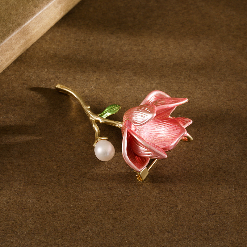 Elegante Magnolienblüten Brosche In Rosa Mit Perle Und Emaille_voghion.com