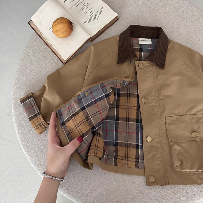 Chaqueta de primavera para niños 2025 nueva chaqueta de color en contraste para niños, chaqueta de herramientas para bebés de moda de algodón puro, estilo occidental femenino