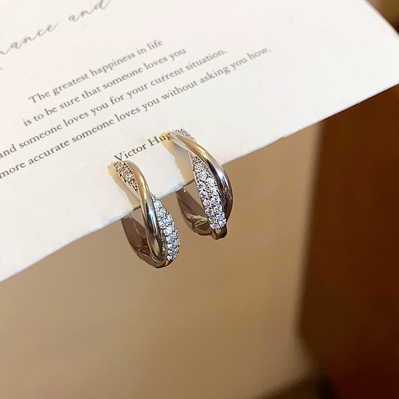Korean-style exquisite diamond-encrusted twist circle ear buckle personality trend all-match fashion temperament Internet celebrity explosions unique earrings
