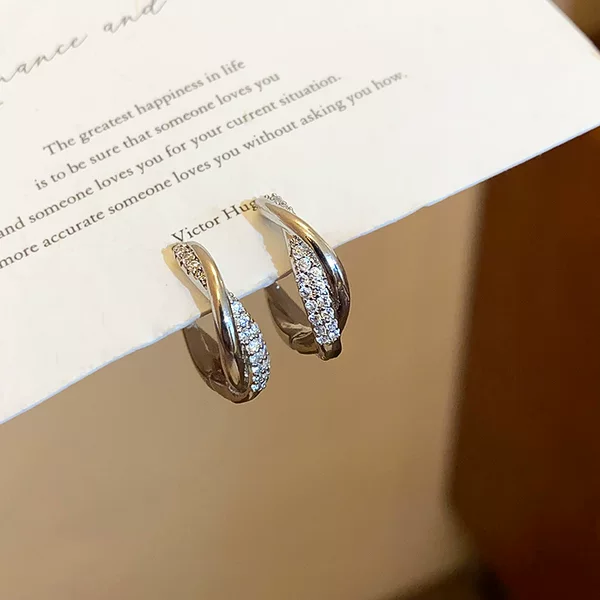 Korean-style exquisite diamond-encrusted twist circle ear buckle personality trend all-match fashion temperament Internet celebrity explosions unique earrings