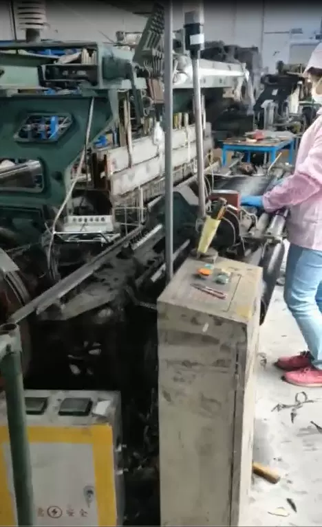 碳纤维剑杆织布机碳纤维织造视频