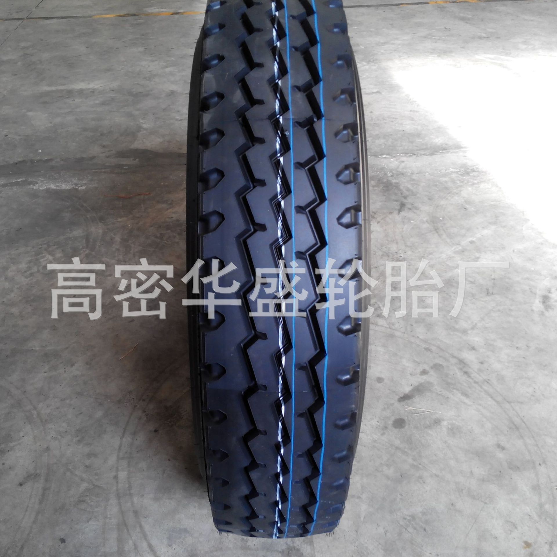 批发全钢载重子午线轮胎9.00R20 10.00R20三线花纹卡车货车轮胎