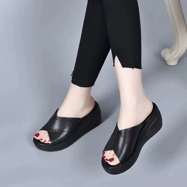 Рыбий рот тапки на толстой подошвке женщины носят 2024 летом европейский и американский стиль темперамент водонепроницаемый стол сосновые пирожные и холостые тапочки женщины