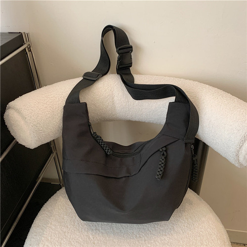 Japanese-style literary nylon dumpling bag, large capacity new fashion commuting crossbody bag, trendy solid color single-shoulder bag, wholesale