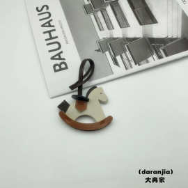 现货批发新款摇摇马挂件可爱装饰pu女包包挂饰汽车吊饰小马挂饰