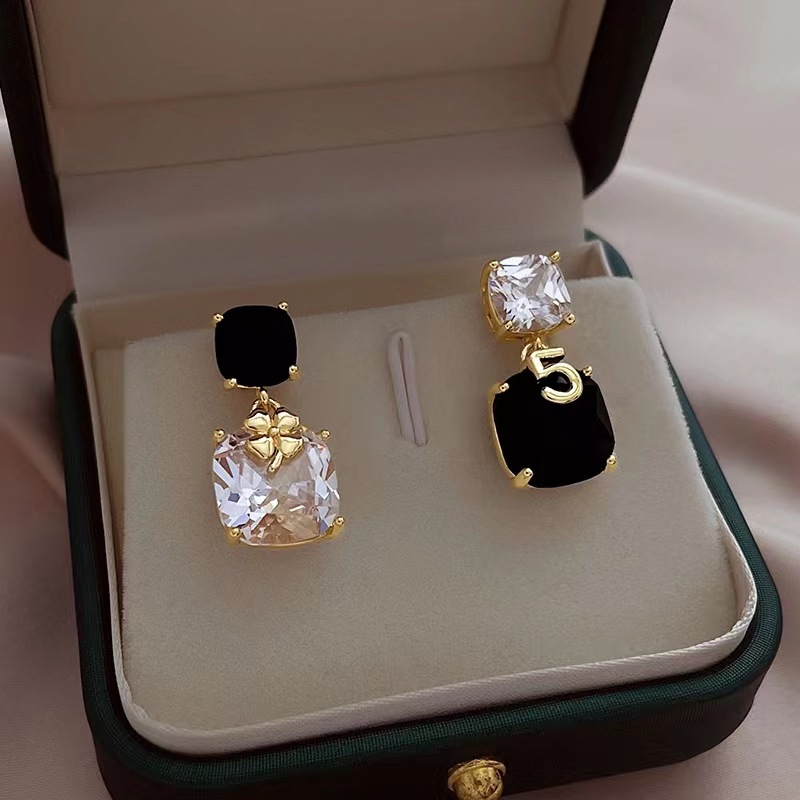 Orecchini asimmetrici in zircone per donna, design di nicchia, orecchini di alta qualità, gioielli per le orecchie leggeri e di lusso alla moda_voghion.com