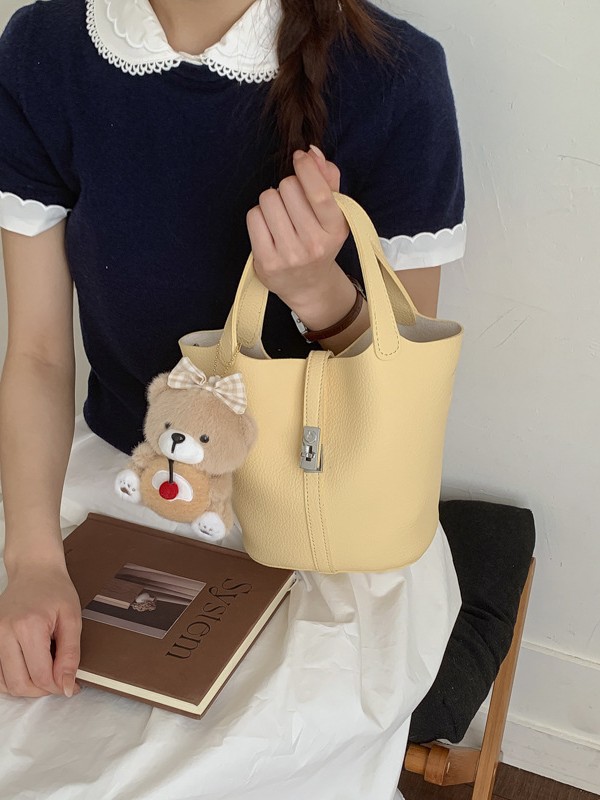 Nicho coreano canasta de platos portátiles bolso de cubo para mujeres 2026 ventas calientes nueva moda lichi patrón mochila