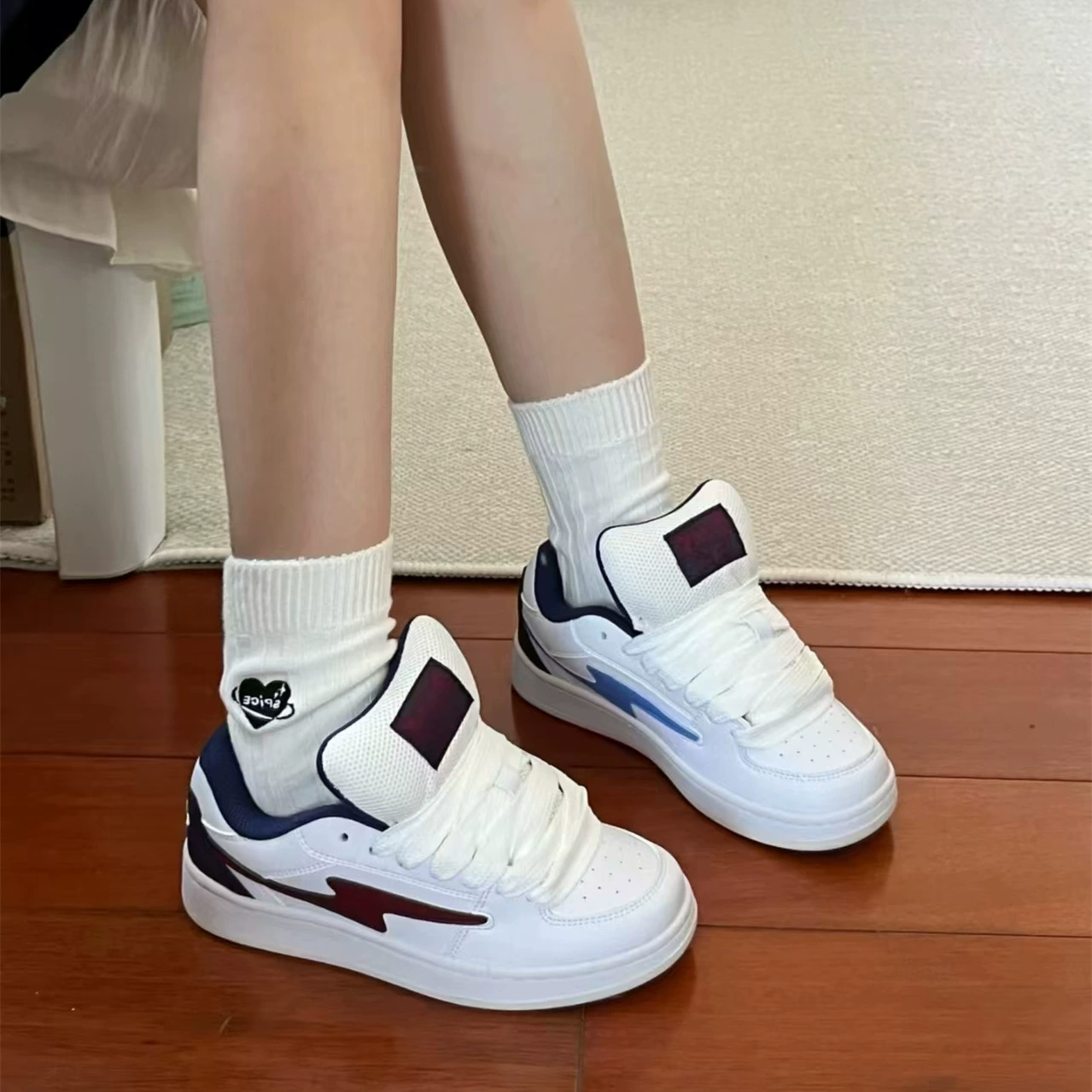 Нишевые оригинальные дикие гонконгские дизайнерские маленькие белые туфли 2024 новые осенние новые туфли Rs Chao Sen School Wind