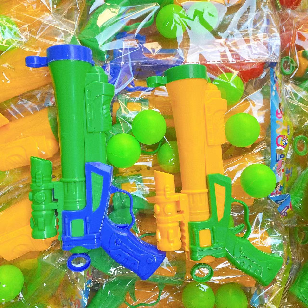 Juguetes de comercio exterior para niños pistola de color disparar pistola de lanzamiento de bolas colocadas en el suelo férula de plástico 2 yuanes al por mayor