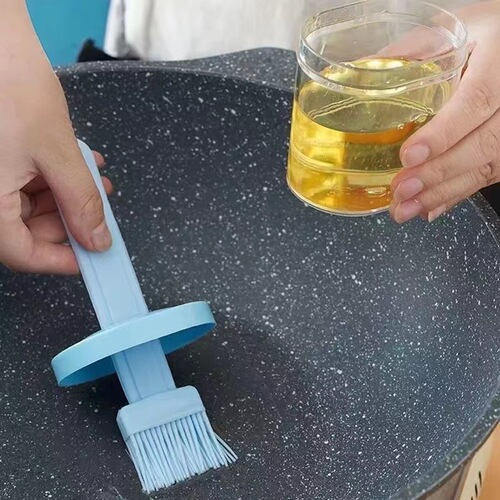 Silicone oil brush kitchen barbecue brush household pancake high temperature resistant press type with bottle integrated oil brush wholesale