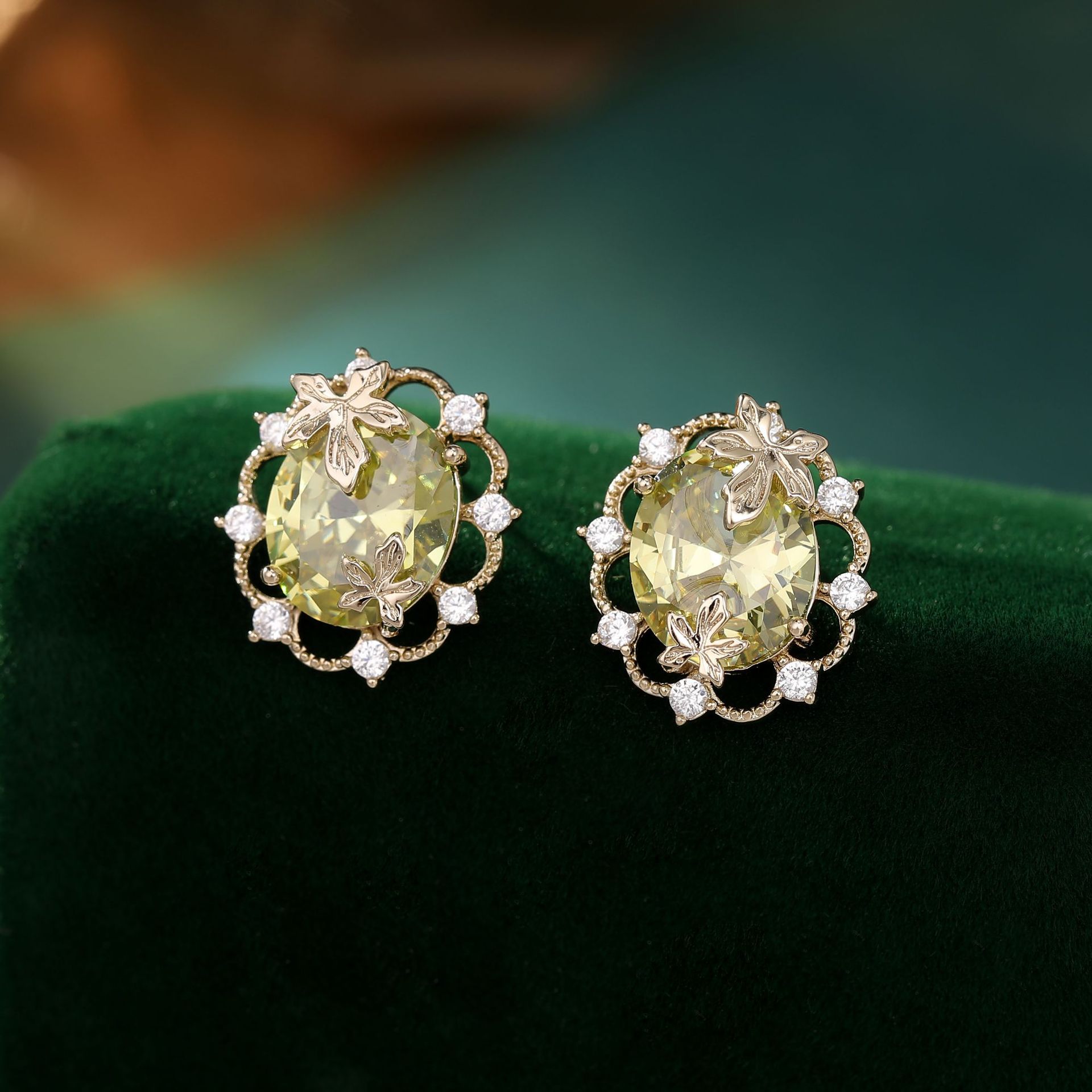Retro elegant geometric earrings with zircon