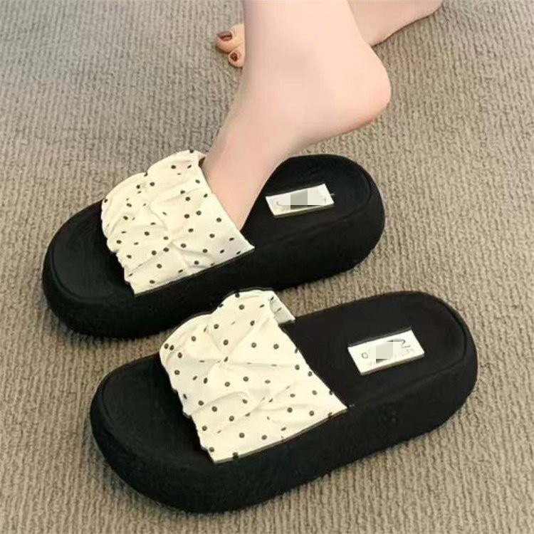 Zapatillas de fondo grueso de punto de onda 2026 nuevo viento fragante con falda de vacaciones de playa zapatillas de palabra