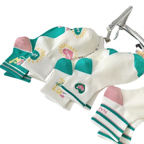 A set of boneless seamless green floral summer embroidery lover's crew socks for women