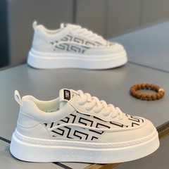 紳士靴 2025 夏の新スタイルロートップ厚底白靴メッシュ通気性向上スニーカー韓国スタイル人気のカジュアルシューズ