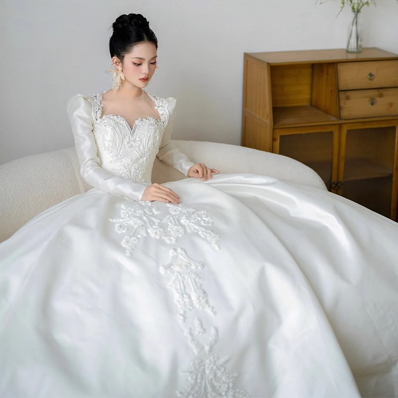 Vêtements pour femmes nouveau style mariée petit voile principal français rétro satin automne et hiver style haut de gamme blanc traînant_voghion.com