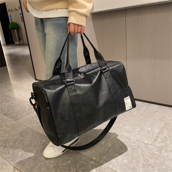 Capacious sports bag wet and dry separation