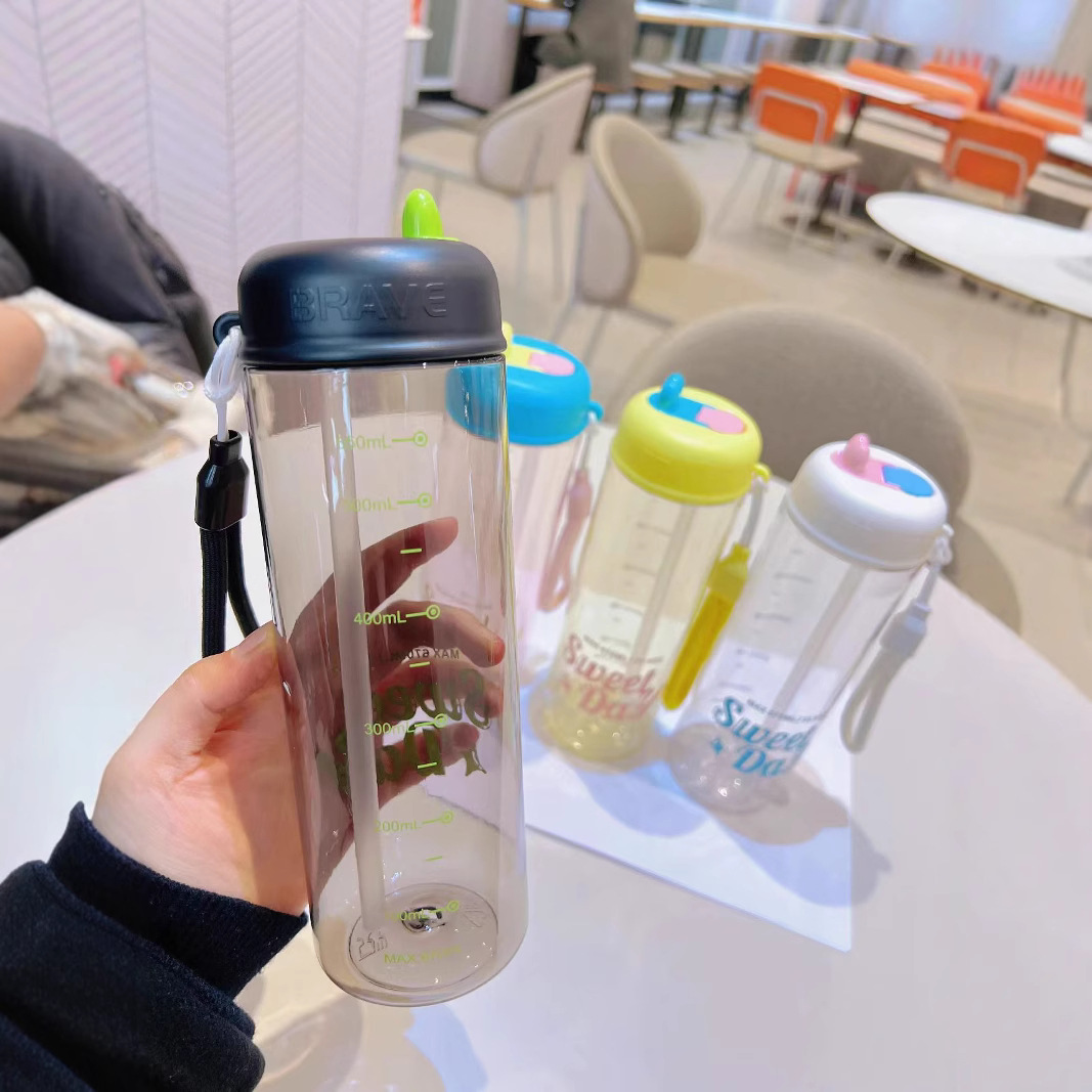 Yitong nuevo simple taza de plástico de estudiantes de paja deportiva taza de agua de estudiantes 670ml taza deportiva para niños al por mayor