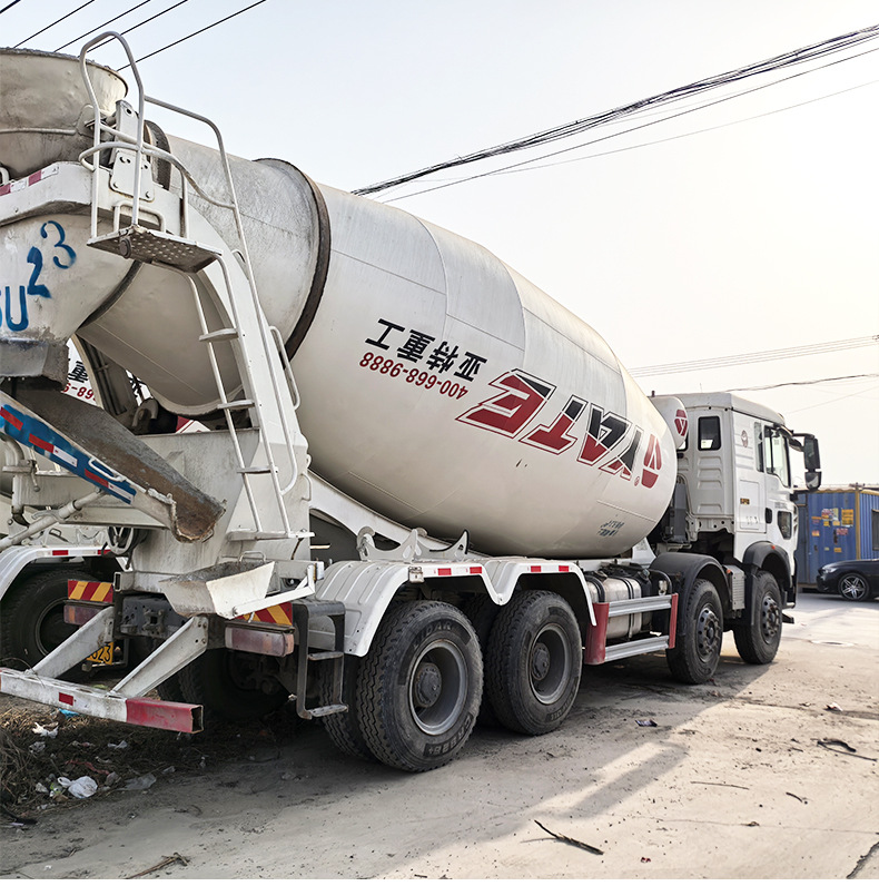 Selling Sinotruk Howo 14-cubic-meter commercial concrete mixer truck, concrete mixing tank truck, cement mixer truck, available in stock