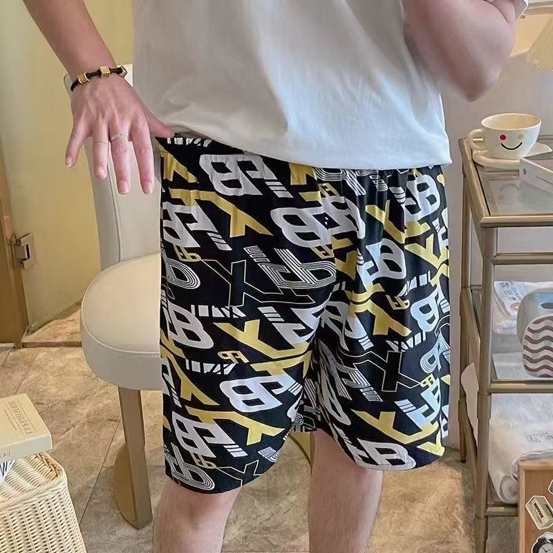 검정색 배경에 노란색과 흰색 글자