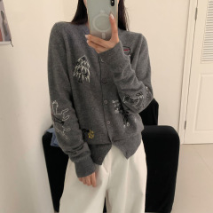 韩版小个子2025秋季新款显瘦圆领单排扣创意图案刺绣羊毛针织衫女