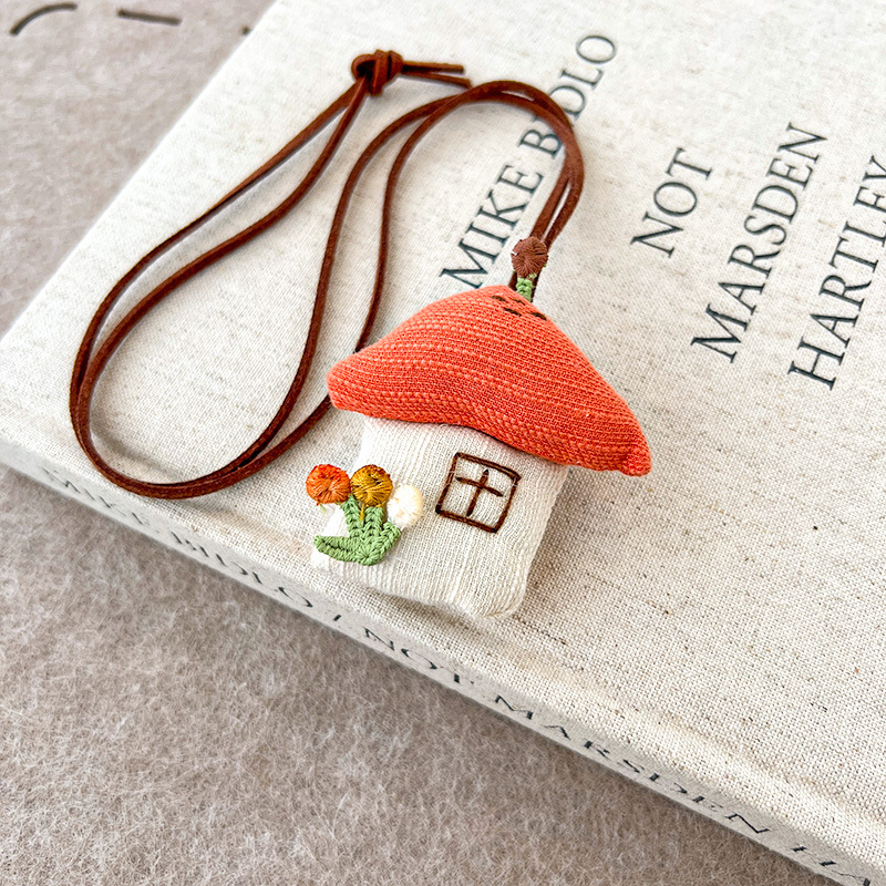 3 # Collar de casa naranja