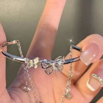 2022 Double-layer Butterfly Chain Bracelet Women's Hollow-out Niche Design High-end Fairy Fashion All-match Sweet Bracelet