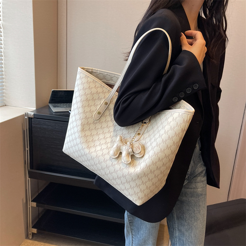 Bolso de alta sensación para mujeres 2025, nuevo tipo de bolso de mano, bolso de viaje de moda universal, bolso de hombro de gran capacidad
