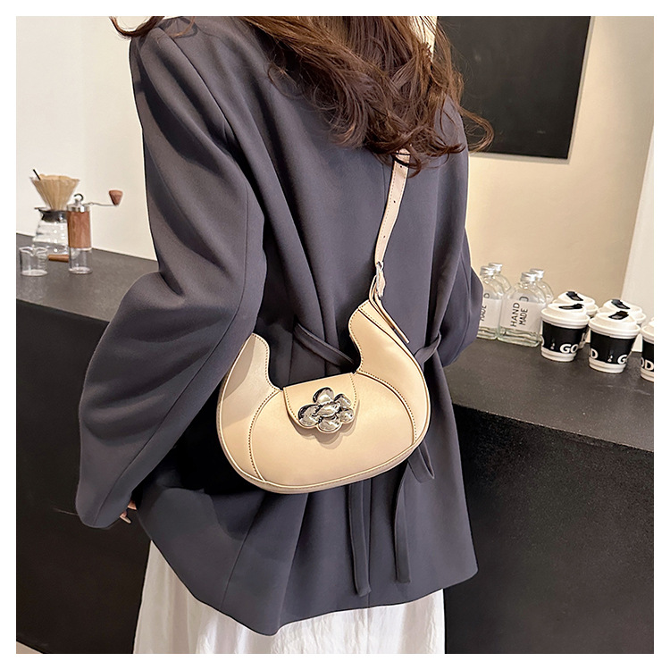 Women's Medium Pu Leather Solid Color Streetwear Pillow Shape Magnetic Buckle Crossbody Bag display picture 13