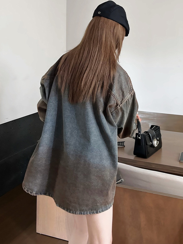 レトロで古いデニムのコートをしています。|undefined