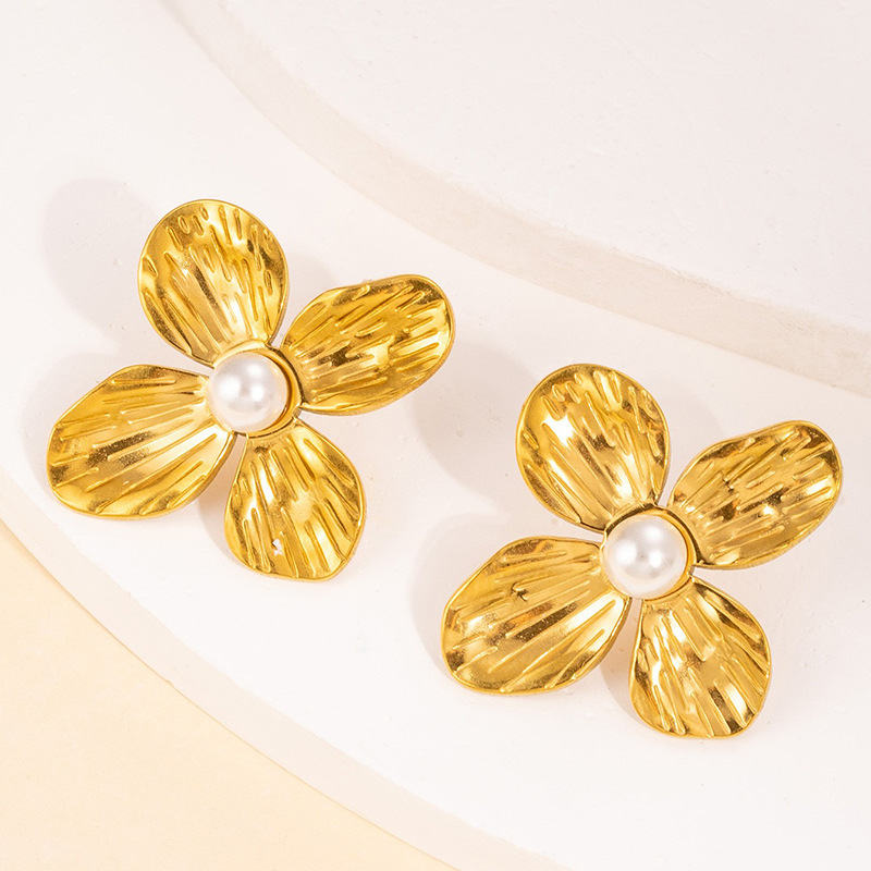 다섯 꽃잎의 화이트 진주 스터드 귀걸이